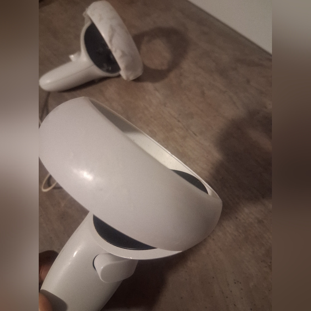 Meta / Oculus Quest 2 VR Controller Pair Left and Right. UNTESTED- PARTS ONLY!!! - Picture 7 of 8